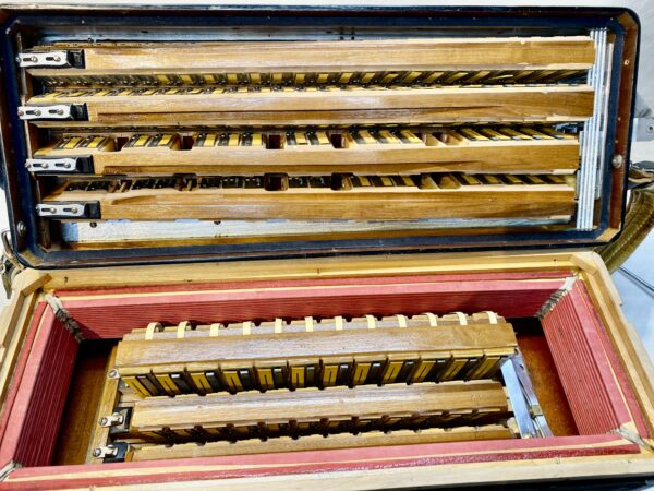 INTERNATIONAL CENTROMATIC 4 REED ACCORDION #ICM1221 - Image 8